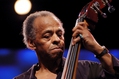 KONTRABASISTA CECIL McBEE