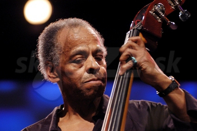 KONTRABASISTA CECIL McBEE