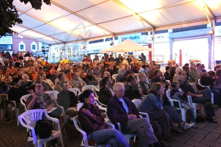 VĎAČNÉ PUBLIKUM NA NÁMESTÍ