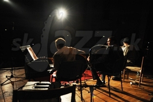  BAND