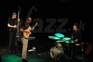 LIONEL LOUEKE TRIO 