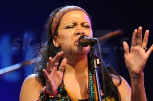 ANDREA TIERRA 