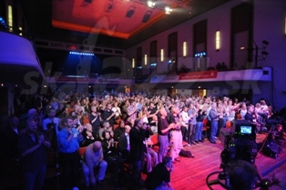 STANDING OVATION