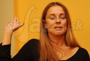 ANNA LAUVERGNAC