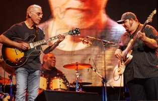 LARRY CARLTON TRIO
