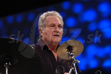ANDRÉ
