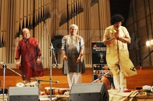  ABHIJIT BANERJEE TRIO ĎAKUJE