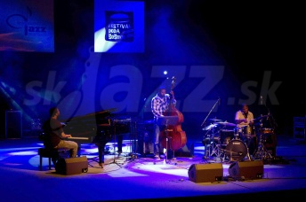 ROBERT GLASPER TRIO