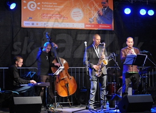  GROOVE BROTHERS  
