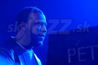  ROBERT GLASPER  