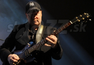  ULF WAKENIUS  