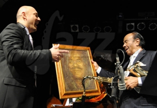 MILO VENUJE BENNYMU OBRAZ