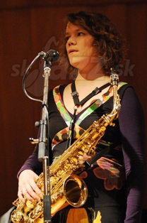 JULIA  