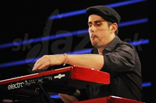  SIMON GREY  