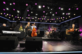  DIANNE REEVES & BAND  