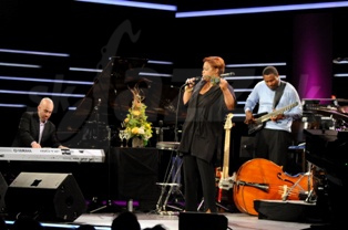  DIANNE REEVES & BAND  