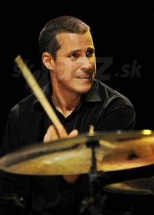  MARTIN VALIHORA  
