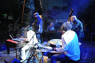  ZUZANA LAPČÍKOVÁ QUINTET  