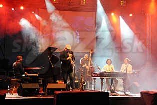  ZUZANA LAPČÍKOVÁ QUINTET  