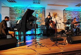  THE JAZZ TRIO  