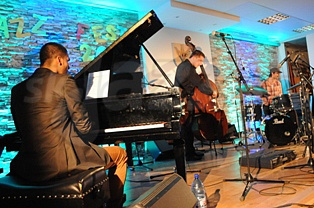  THE JAZZ TRIO  