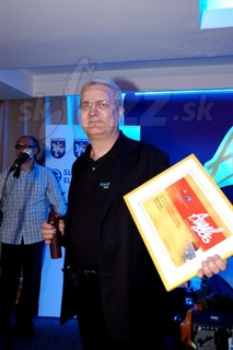  PALI PÓZUJE FOTOGRAFOM