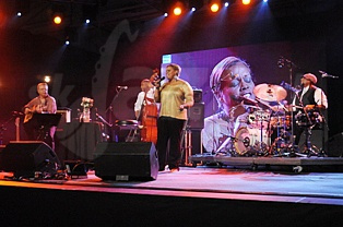  DIANNE REEVES & BAND  