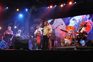  DIANNE REEVES & BAND  