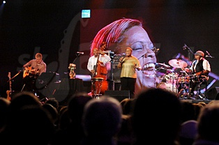  DIANNE REEVES & BAND  