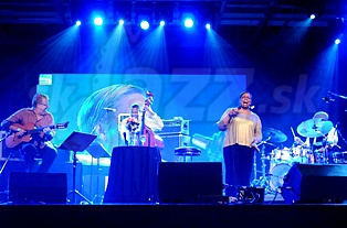  DIANNE REEVES & BAND  