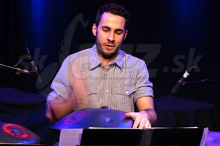  MANU DELAGO  