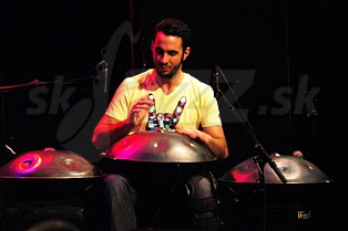  MANU DELAGO  