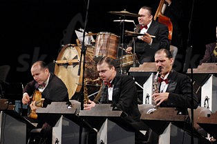  MELODY MAKERS  