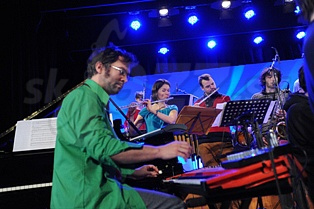  JÖRG HOCHAPFEL  