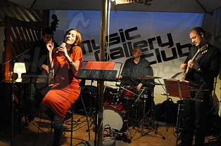  VLADIMÍRA KRČKOVÁ & BAND  