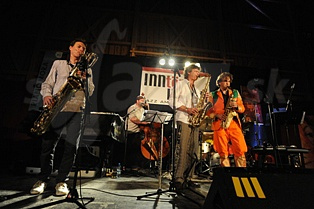  SIX ALPS & JAZZ  