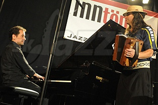  VICTOR + RENATO  