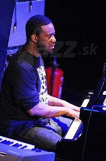  ROBERT GLASPER  