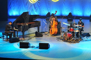  BENITO GONZALES TRIO  
