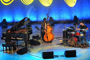  BENITO GONZALES TRIO  