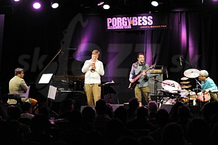  TRILOK GURTU QUARTET  