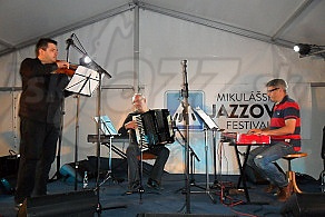 TRIANGO  