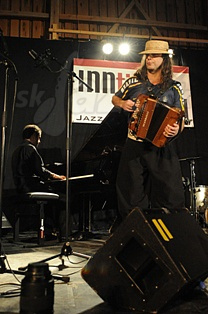  VICTOR + RENATO  