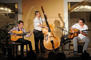  DIKNU SCHNEEBERGER TRIO  