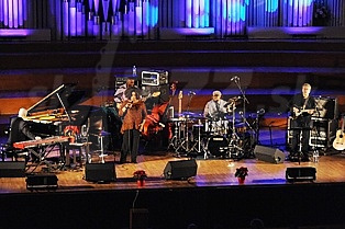  DIANNE REEVES & BAND  