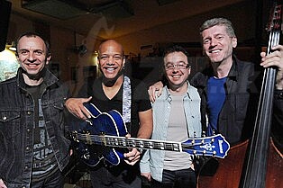  AMC TRIO+MARK WHITFIELD  