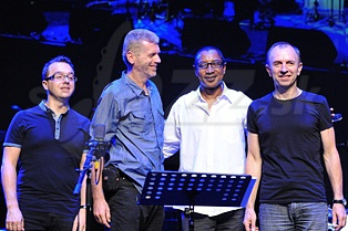  AMC TRIO & PATCHES STEWART  