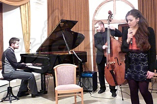  JAZZ POPS UP  