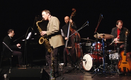  ANDY + BAND