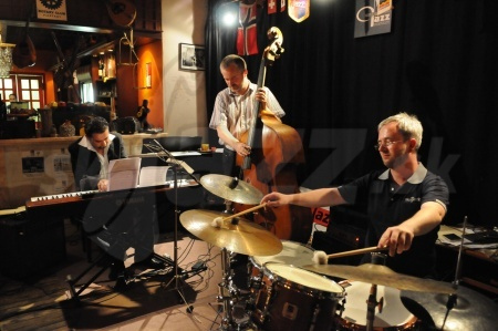 NOTHING BUT SWING TRIO
